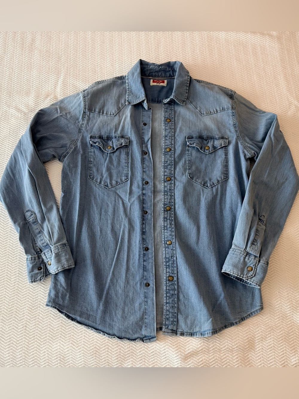 Wrangler Light Blue Women’s Medium Denim Western Button-Up Shirt